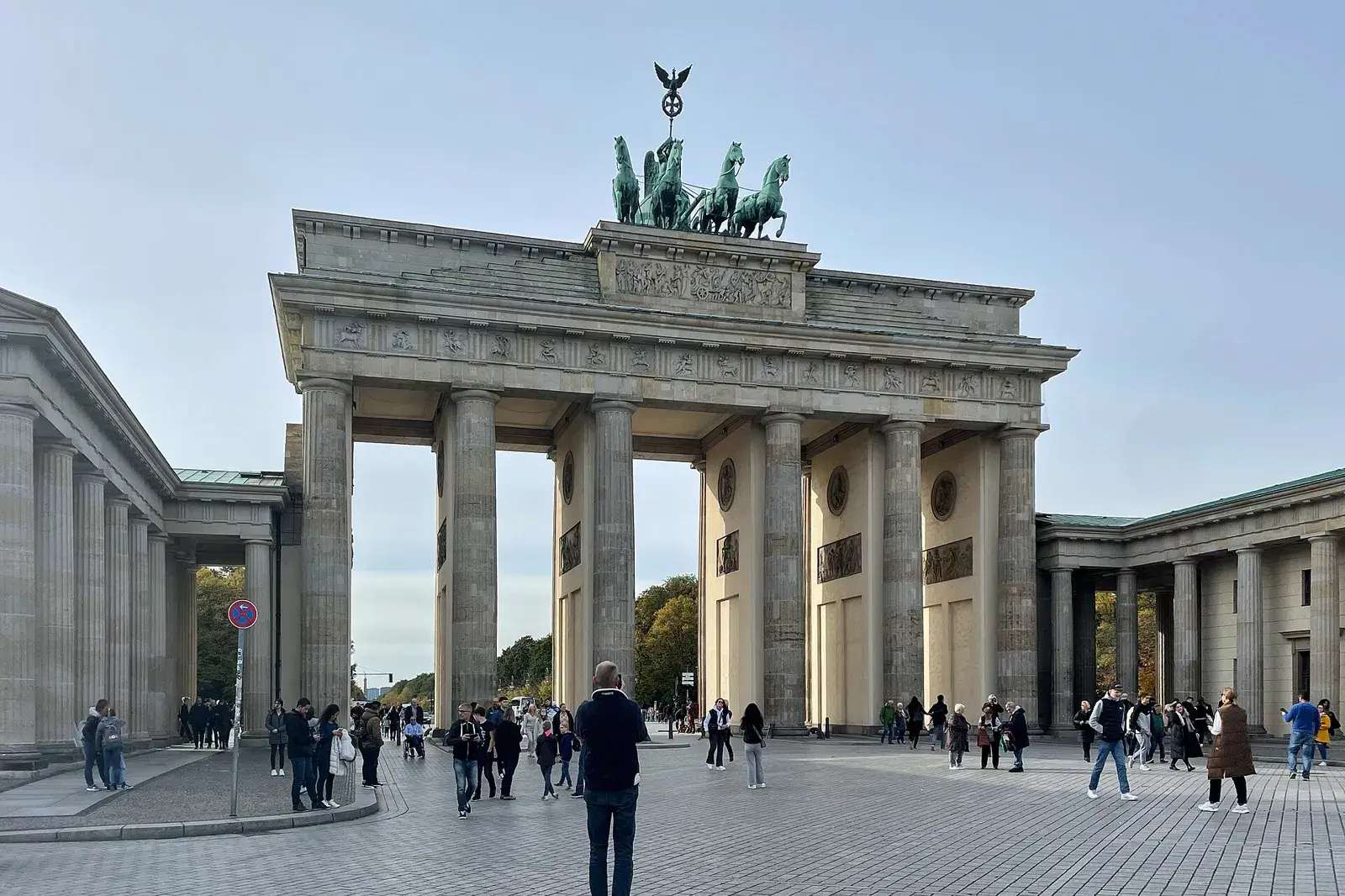 Puerta de Brandeburgo de Berlín en un día despejado