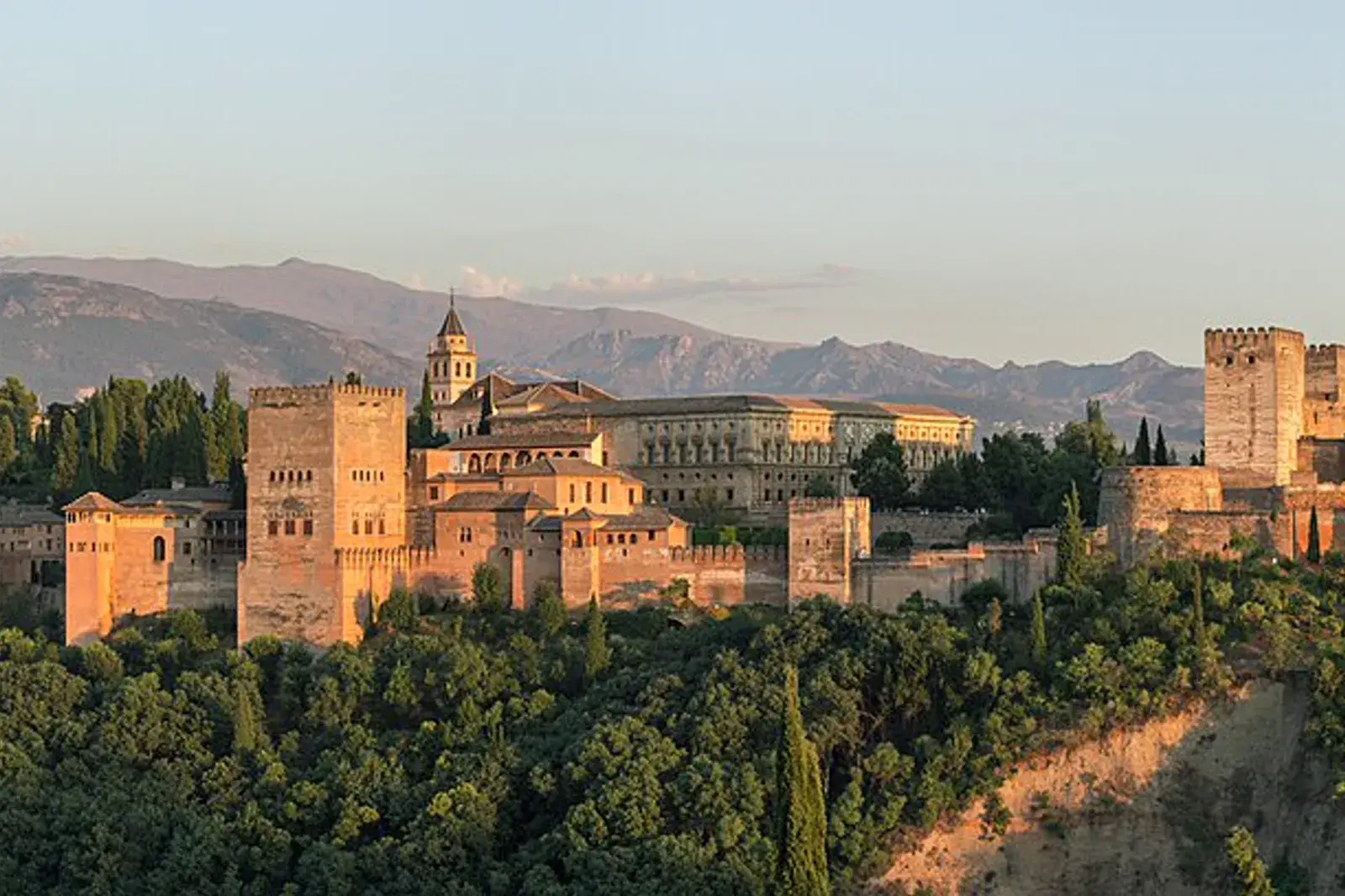 La Alhambra de Granada con Sierra Nevada al fondo