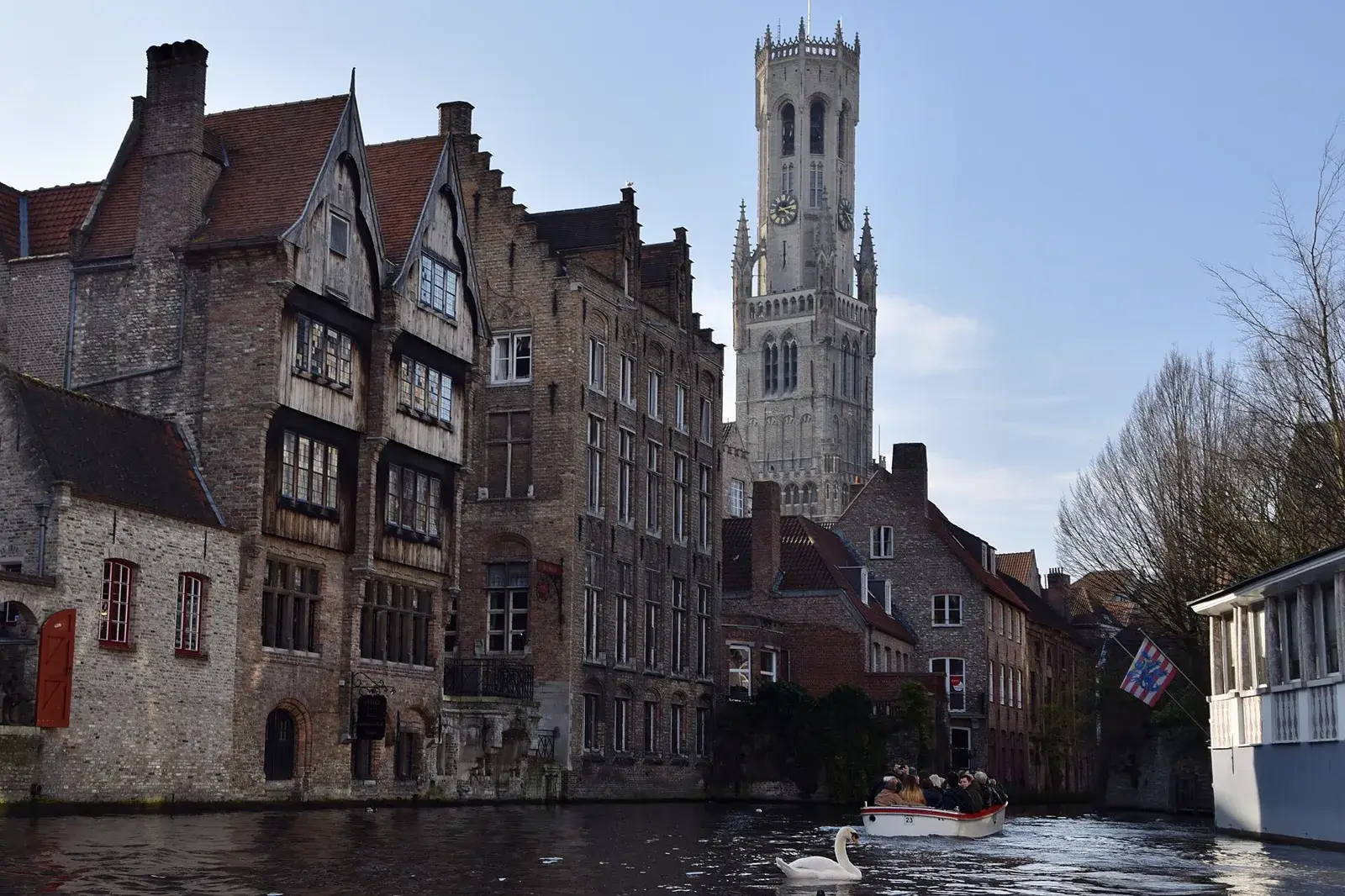 Canal de Brujas con casas de ladrillo y el campanario al fondo