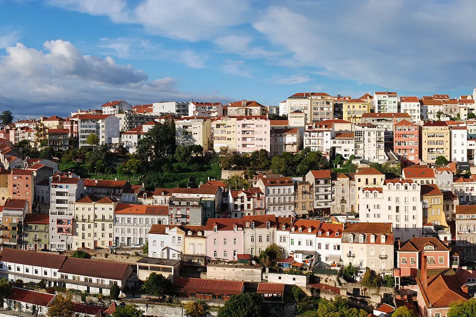 Coimbra escalonada sobre el río Mondego