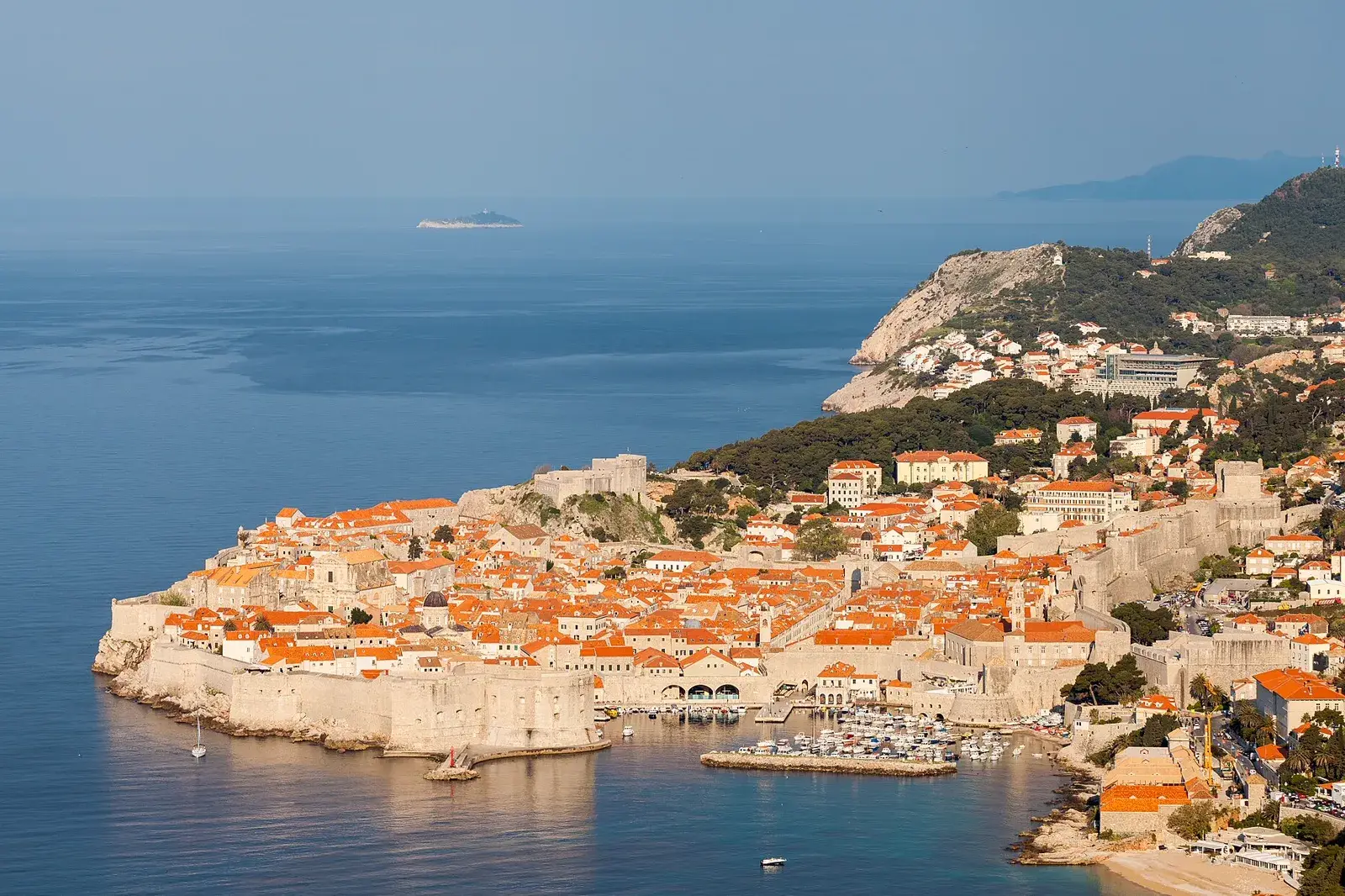 Casco antiguo amurallado de Dubrovnik junto al mar Adriático