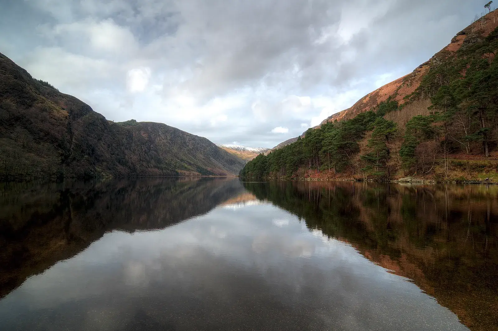 Lago de Glendalough entre montañas, en Irlanda