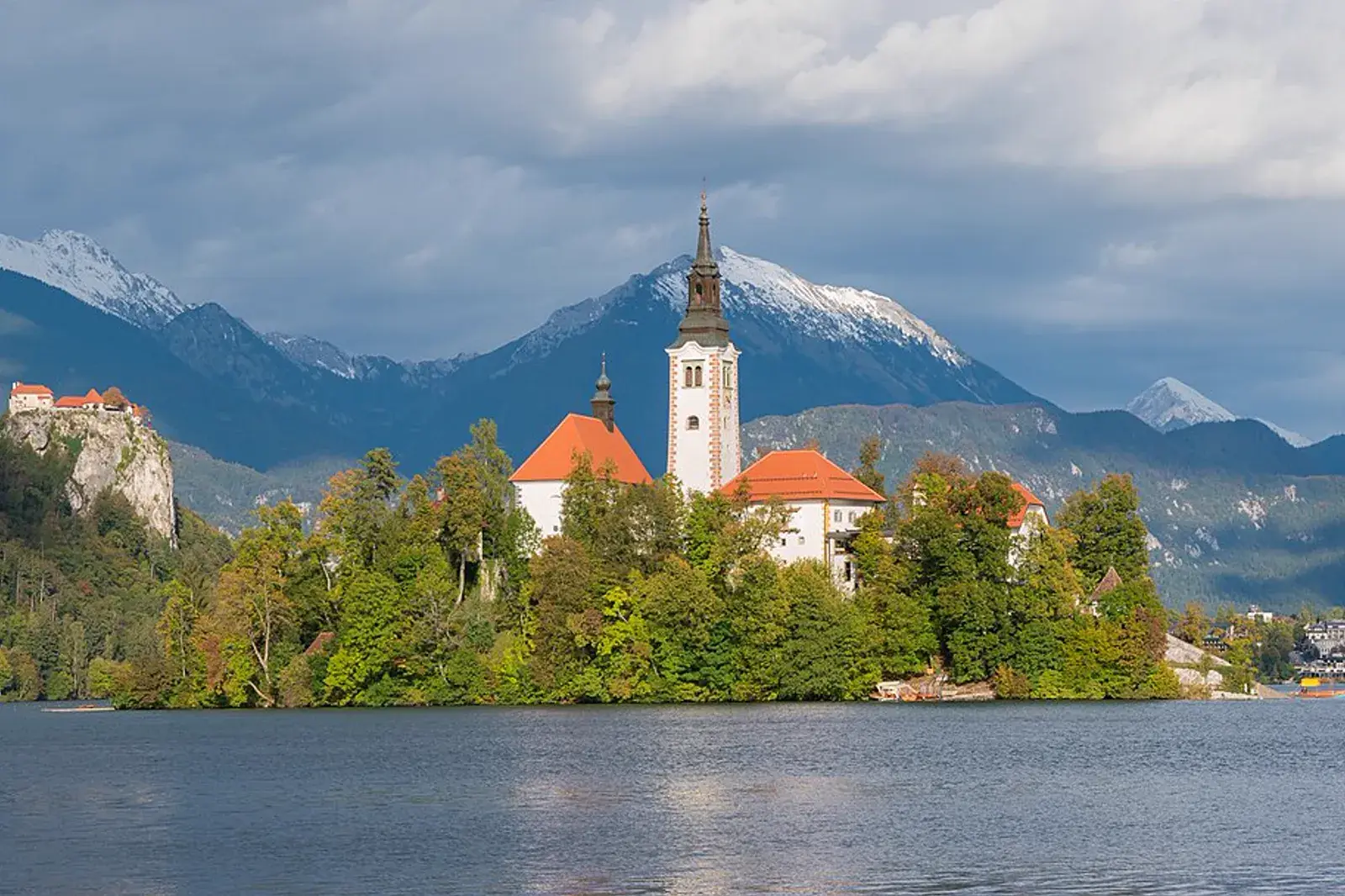 Iglesia en la isla del lago Bled, con los Alpes nevados detrás