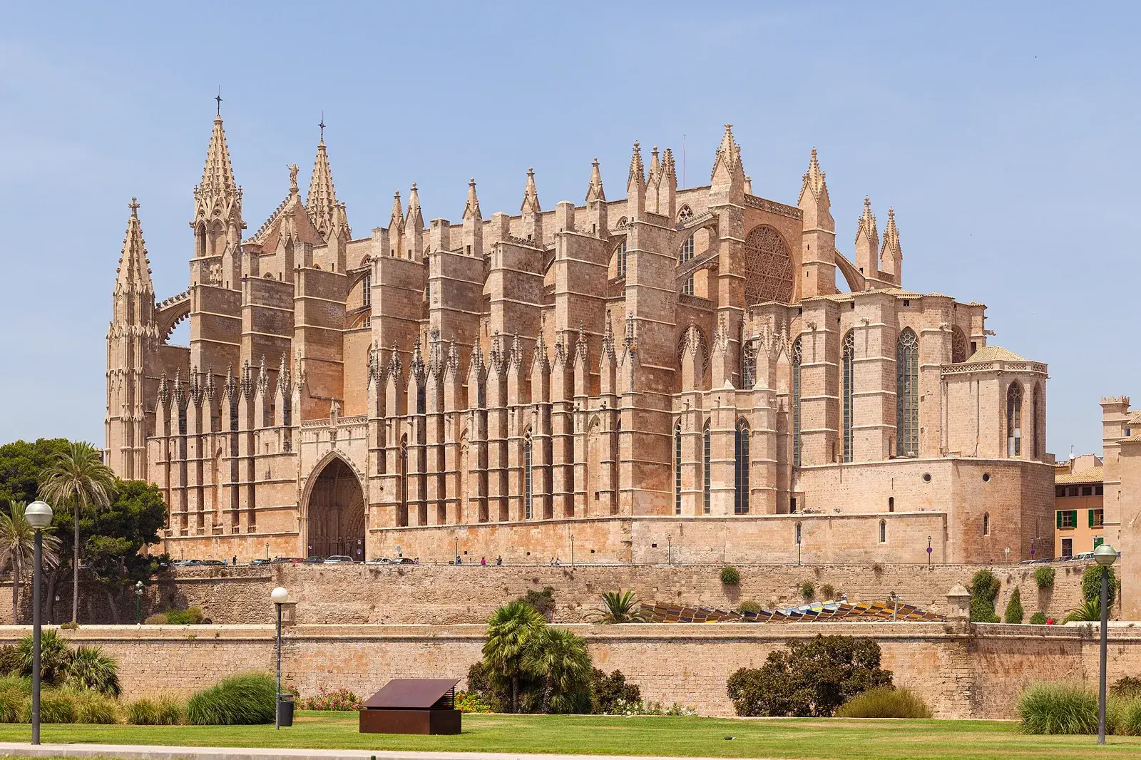 Catedral de Palma de Mallorca y sus jardines