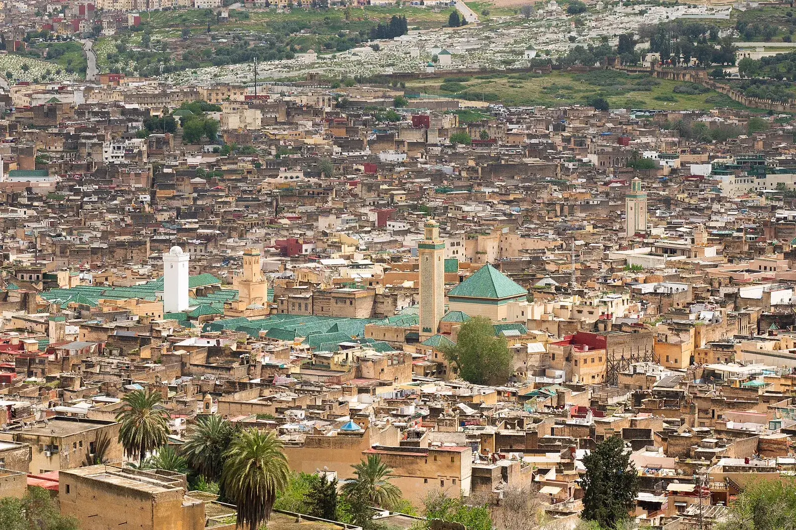 Medina de Fez extendida sobre las colinas