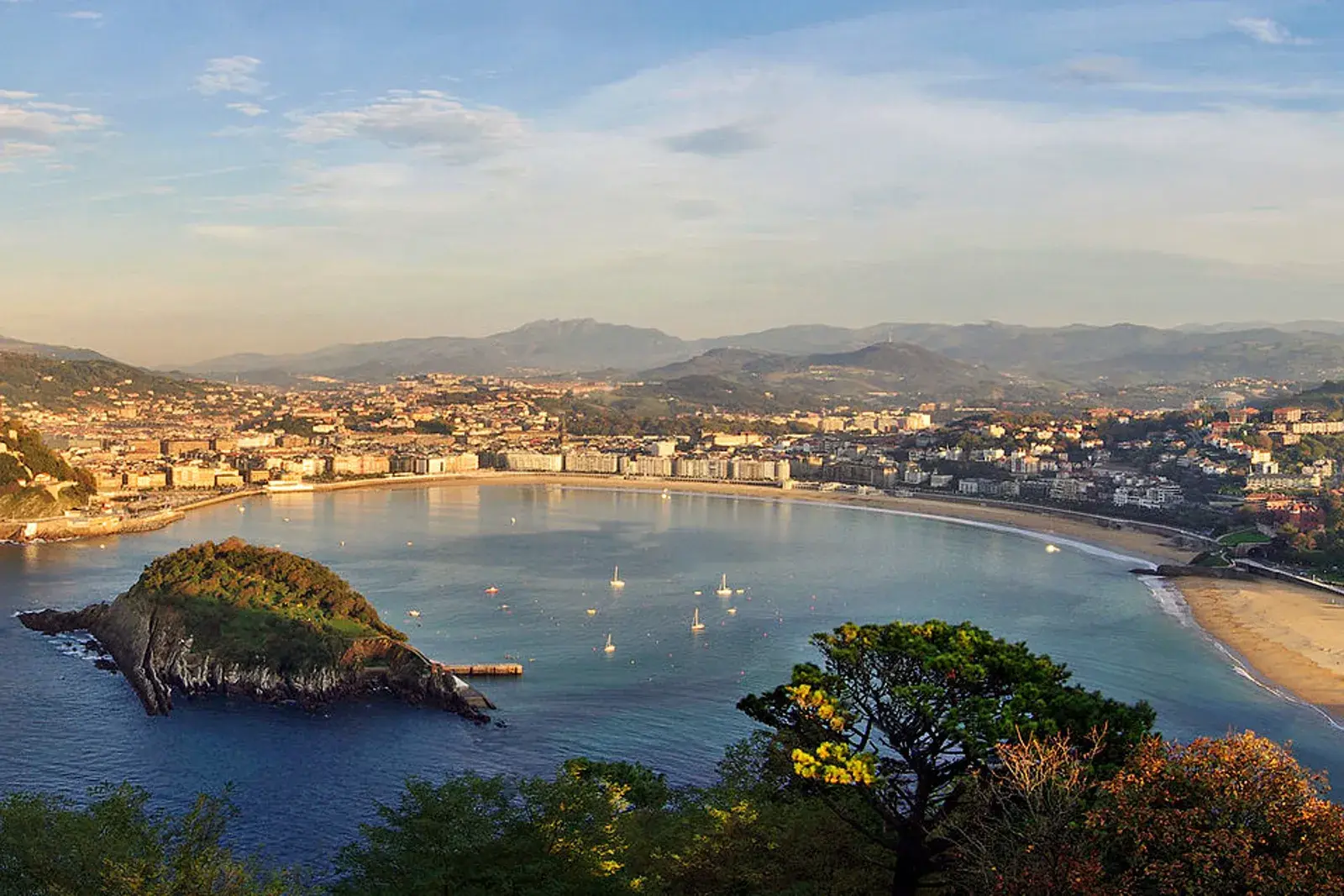 Bahía de La Concha en San Sebastián, con la isla de Santa Clara