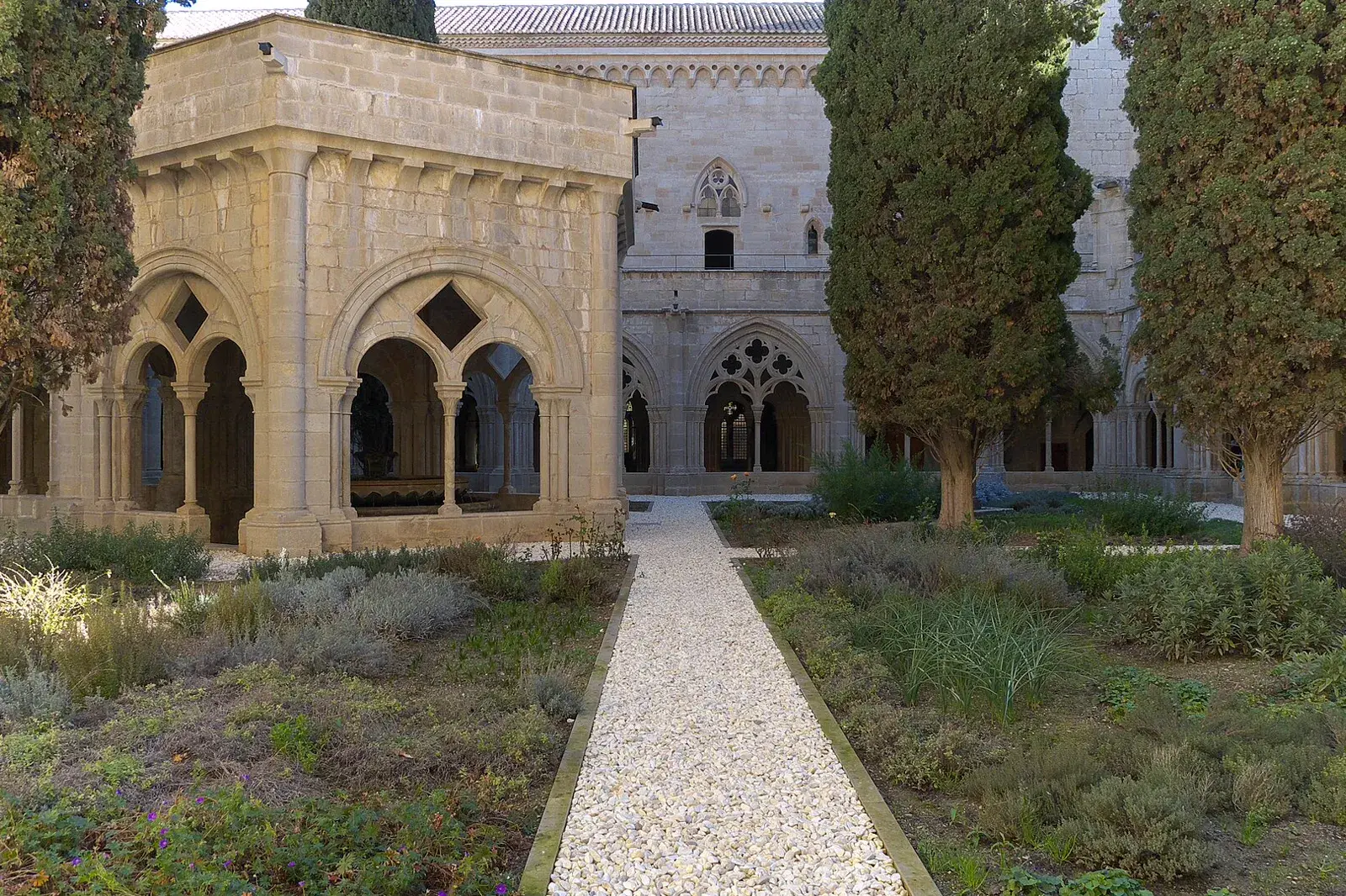 Claustro y jardín de un monasterio de la Ruta del Císter