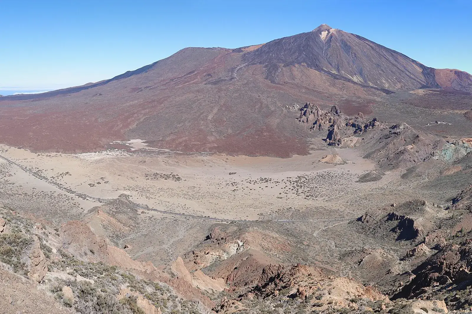 El volcán Teide sobre el paisaje de las Cañadas, en Tenerife