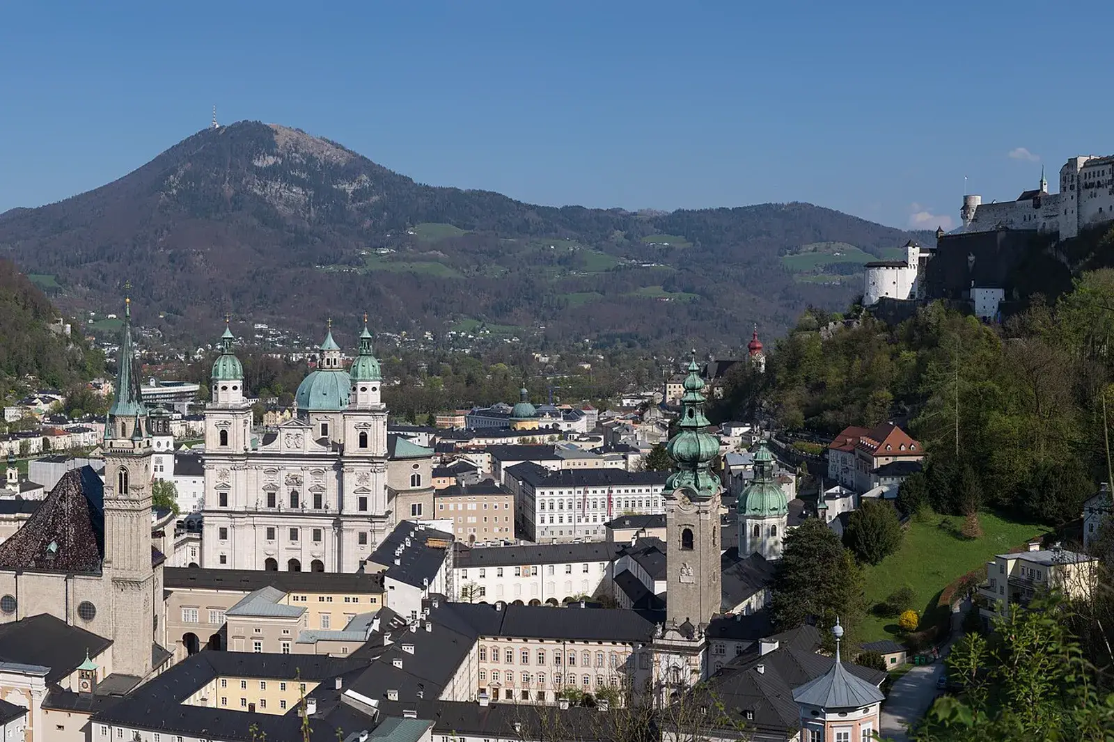 Salzburgo con sus cúpulas y la montaña al fondo