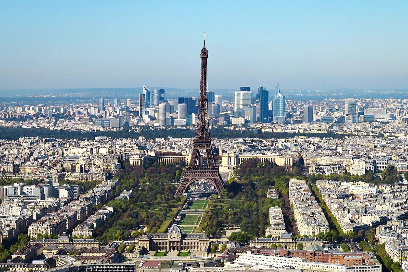 Vista de París con la Torre Eiffel y el Campo de Marte desde el aire